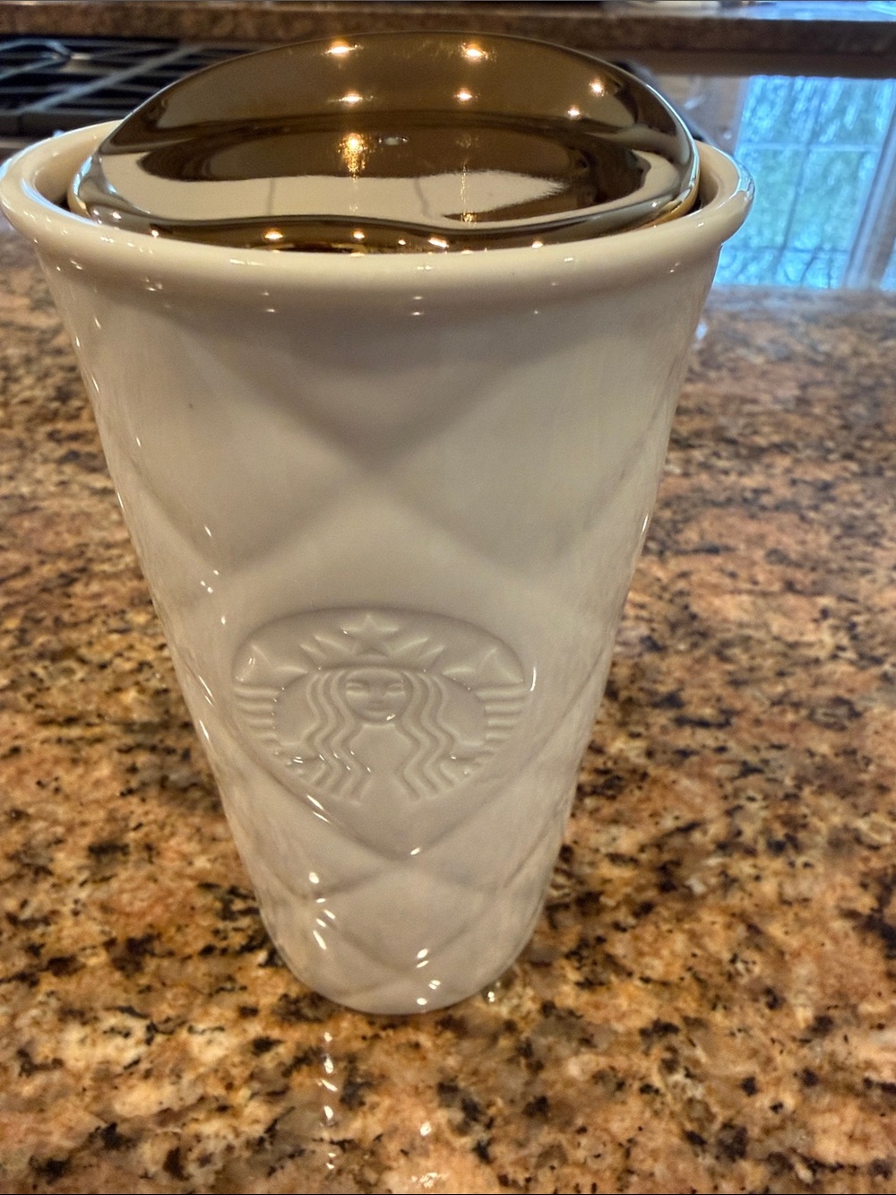 Starbucks White "quilted" design travel coffee mug 10 oz from 2012 gold lid